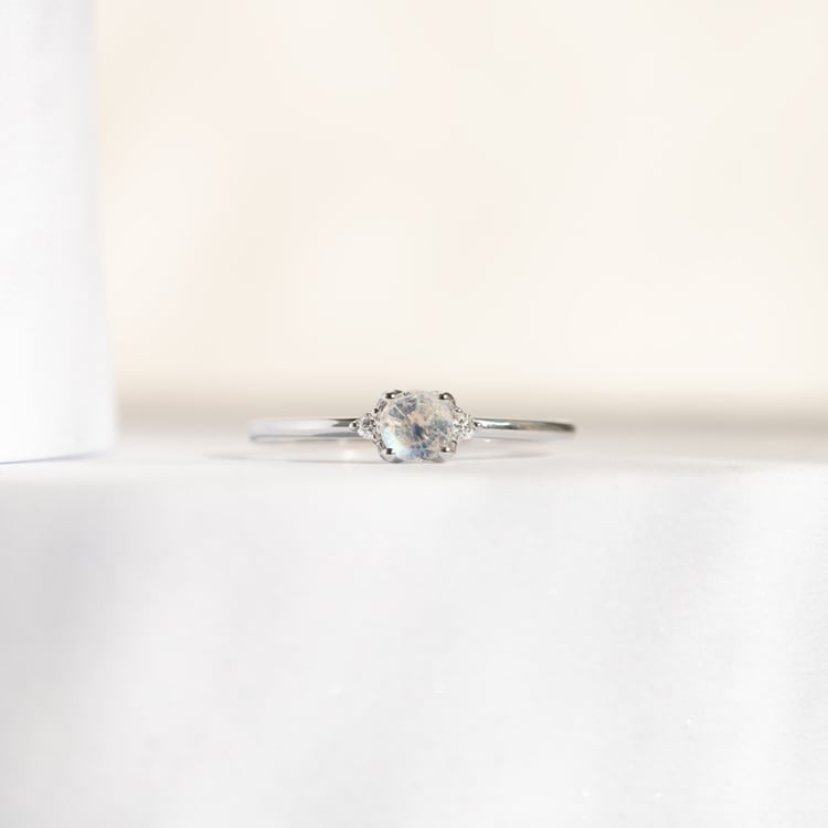 Zlatý zásnubní prsten s měsíčním kamenem a diamanty Hye 144150