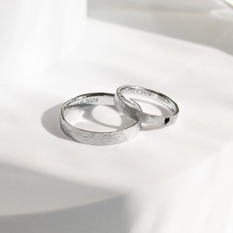 Tepané a škrábané platinové snubní prsteny s enamelovým srdcem Abale 145541