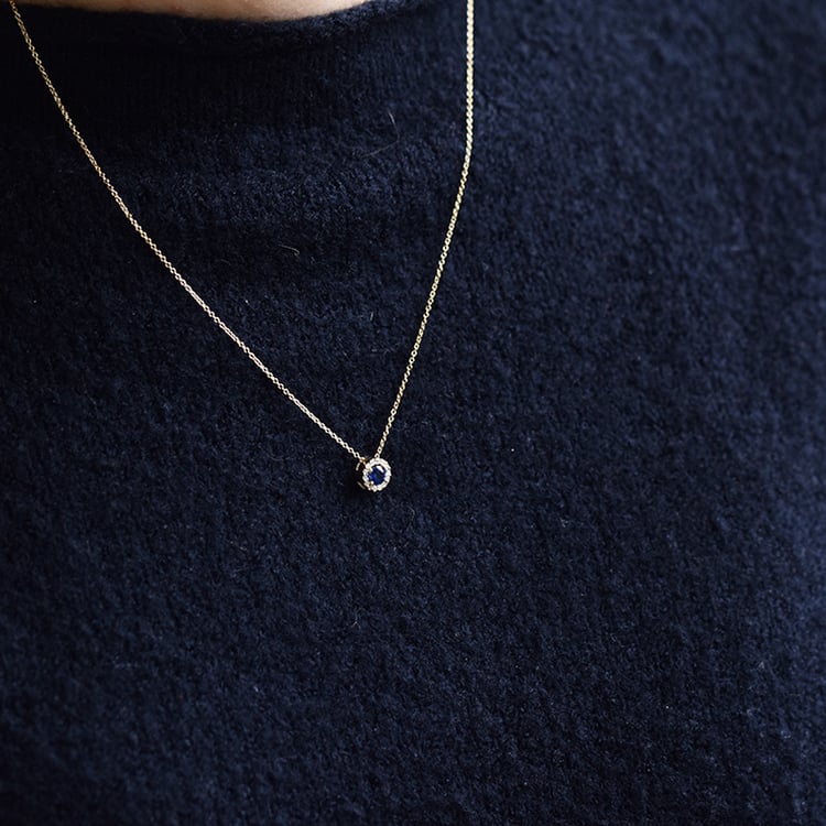 Náhrdelník s tmavě modrým safírem 41694