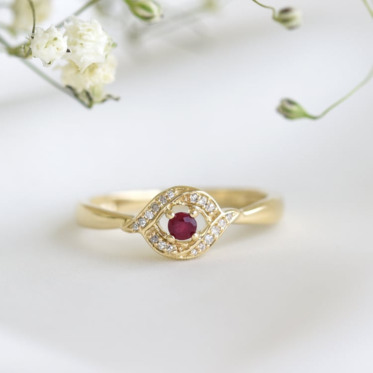 Zásnubní rubínový prsten s postranními diamanty 78190