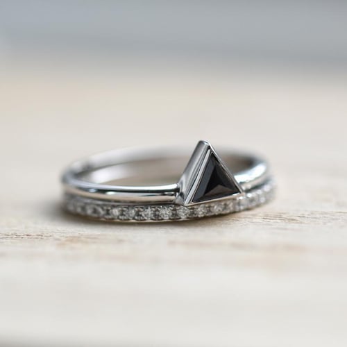 Zásnubní set prstenů ze zlata s černým trojúhelníkovým diamantem Begona