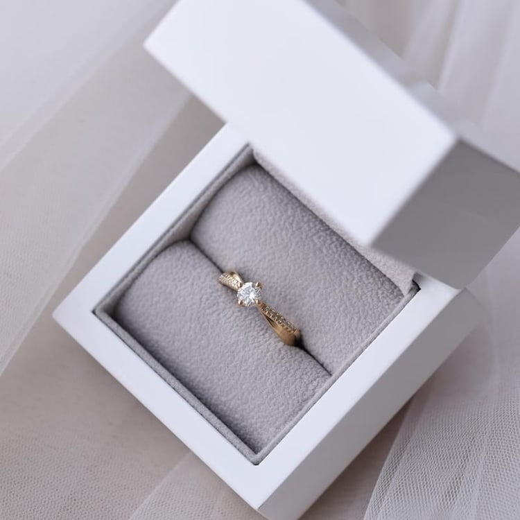 Zlatý zásnubní prsten 132118