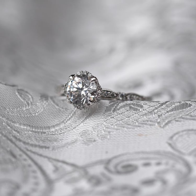 Zlatý prsten posetý diamanty 48184