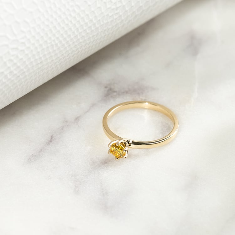 Zásnubní prsten s 0.3ct IGI certifikovaným lab-grown fancy žlutým diamantem Rabby 132472