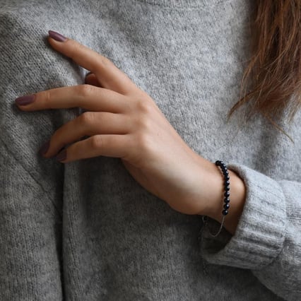 Stříbrný náramek s černými perlami Cynthia