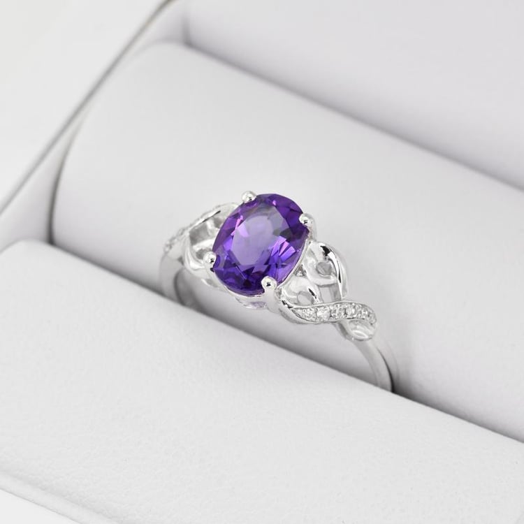 Zlatý ametystový prsten s diamanty 27019