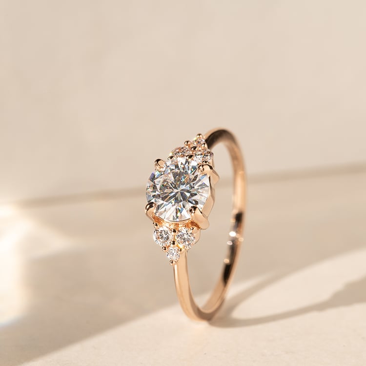 Zásnubní prsten s moissanitem a lab-grown diamanty Agathe 140108