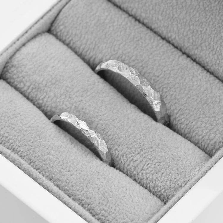 Platinové tepané a škrábané prsteny 76608