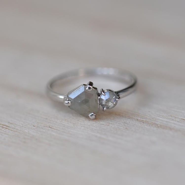 Netradiční zlatý prsten s round šedými diamanty 48996