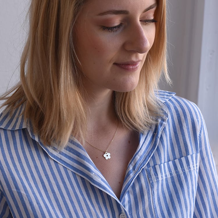 Jemný zlatý náhrdelník s příveskem ve tvaru květiny 67721