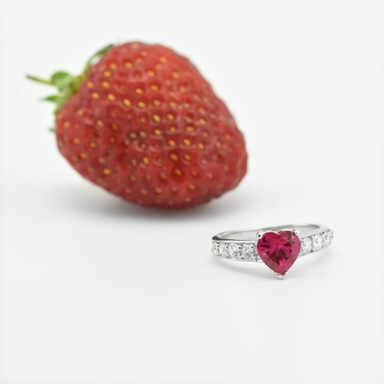 Prsten s rubínovým srdíčkem 106404