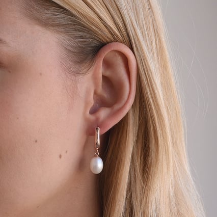 Pozlacené visací náušnice s perlami Moishe