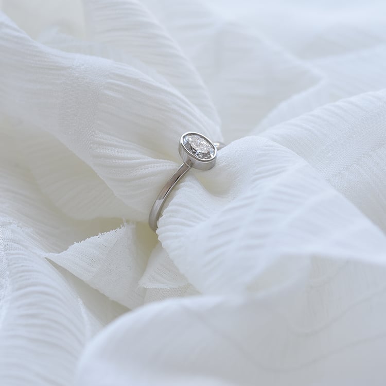 Prsten s oválným diamantem 62648