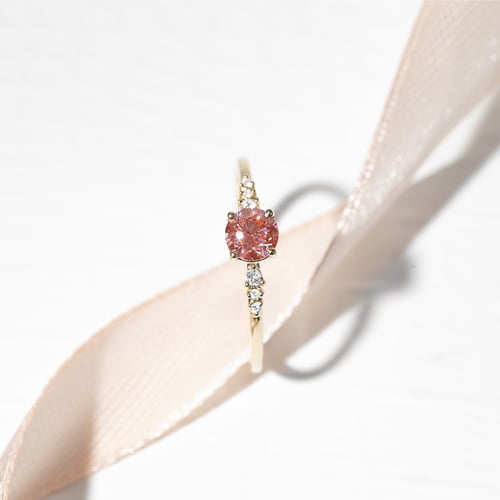 Zásnubní prsten s certifikovaným fancy pink lab-grown diamantem Amity