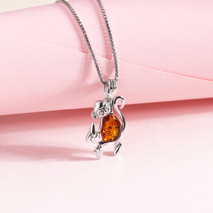 Stříbrný jantarový přívěsek ve tvaru opice Mabuk 150755