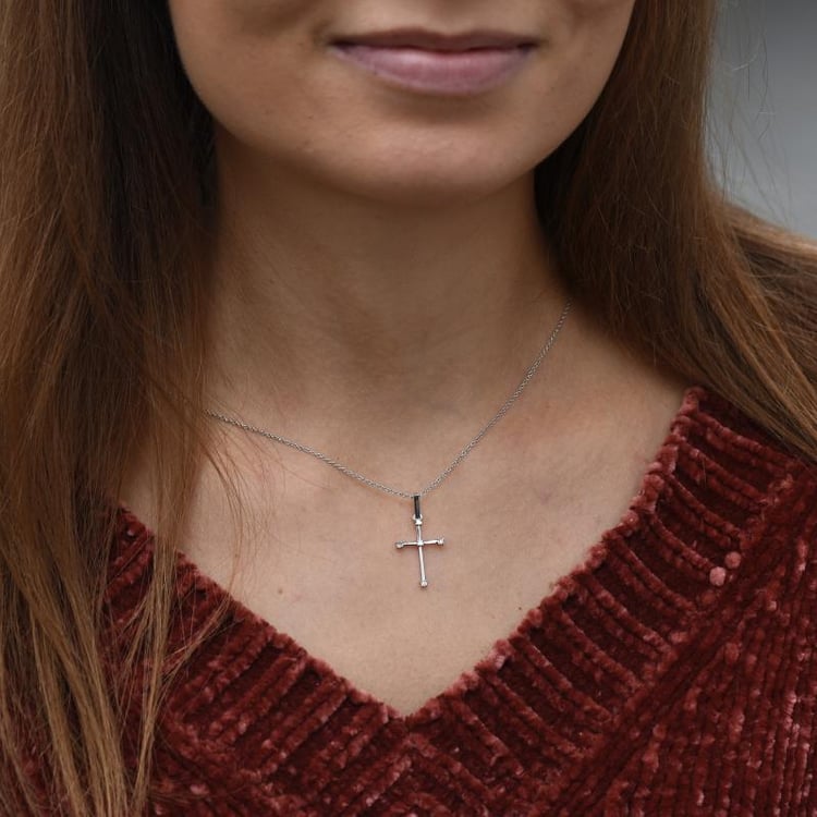 Zlatý křížek s bílými safíry 50022