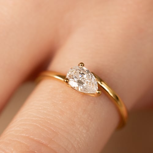 Atypický zásnubní prsten s pear diamantem Hazel
