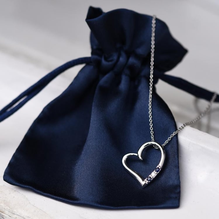 Stříbrný přívěsek srdce se safíry a diamantem Tanish 103518