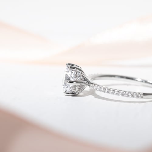 Zdobený zásnubní prsten s lab-grown diamanty Narina