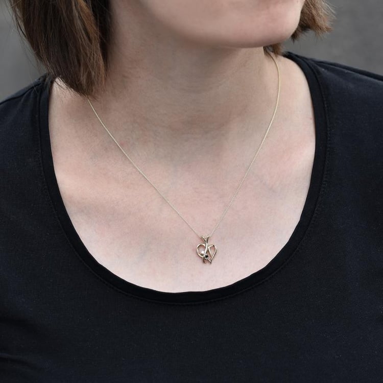 Zlatý náhrdelník s černým a bílým diamantem 31054