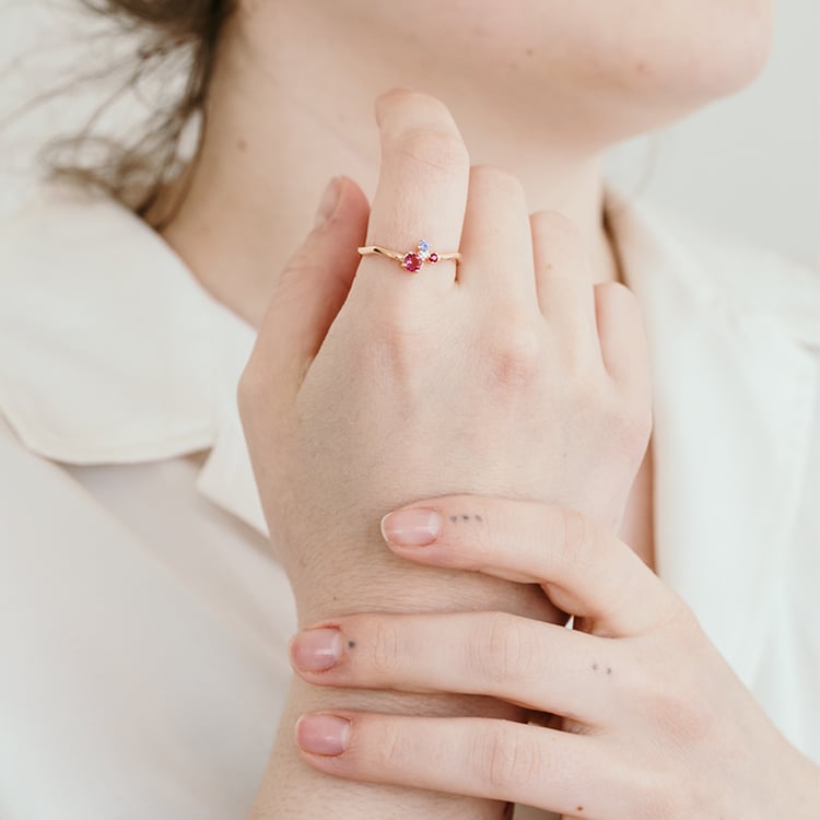 Cluster prsten s turmalínem, tanzanitem, rubínem a diamantem Roche 121219