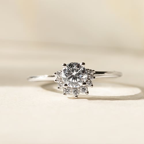 Half halo prsten s lab-grown diamanty Sonnie