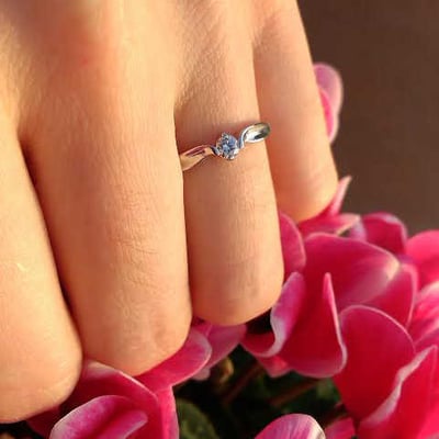 Zásnubní prsten s diamantem