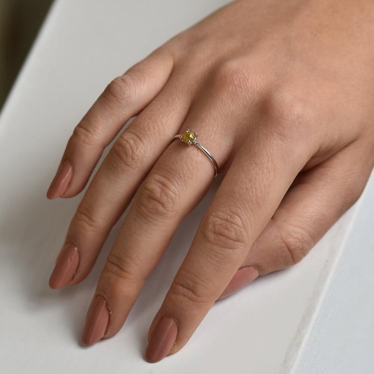 Žlutý diamant v zlatém prstenu 36330