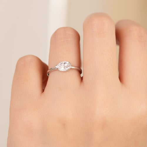 Zásnubní prsten s half-bezel pear diamantem Timarete