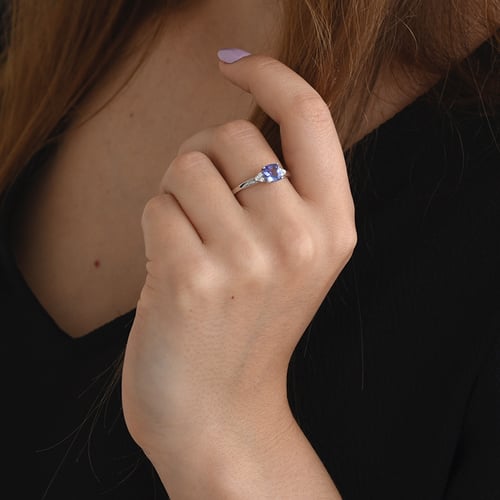 Zlatý prsten s tanzanitem a diamanty Essa