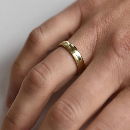 Zlaté snubní prsteny s jemnými drážkami Riola