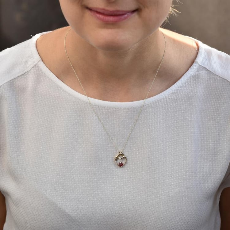 Stříbrný přívěsek matka a dítě s rhodolit granátem a diamantem Ella 108850