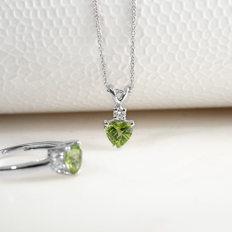 Olivínové srdce ve zlatém přívěsku s diamantem Dorevie 133311