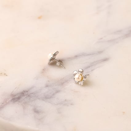 Jemné náušnice ve tvaru květiny s bílou perlou a přírodním diamantem Abhishek