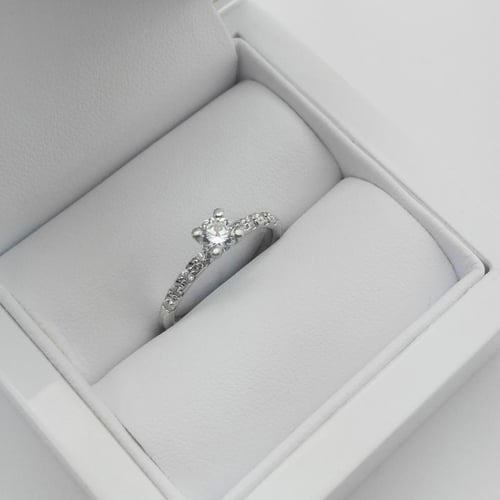 Zlatý zásnubní prsten s moissanitem a lab-grown diamanty Megha