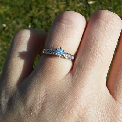 Zásnubní prsten s diamantem