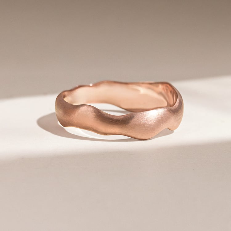 Nepravidelné zlaté snubní prsteny s diamanty Parnell 156321