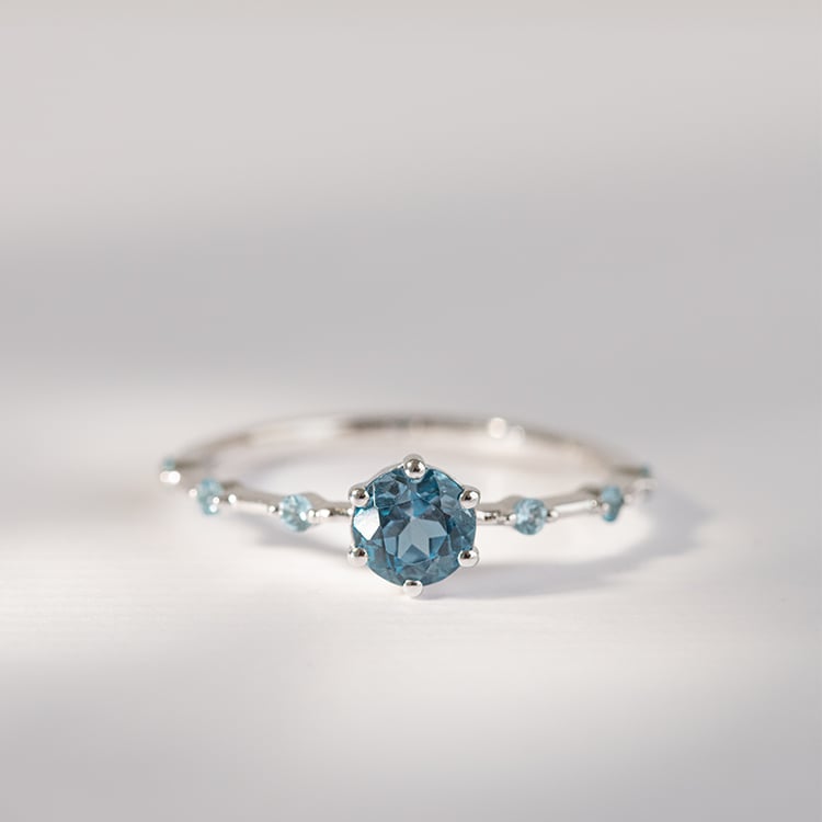 Prsten s londýnským topazem a postranními švýcarskými topazy Imelda 120774