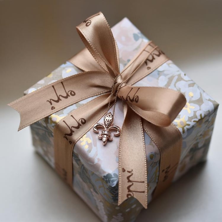 Liliový květ s diamanty 29472