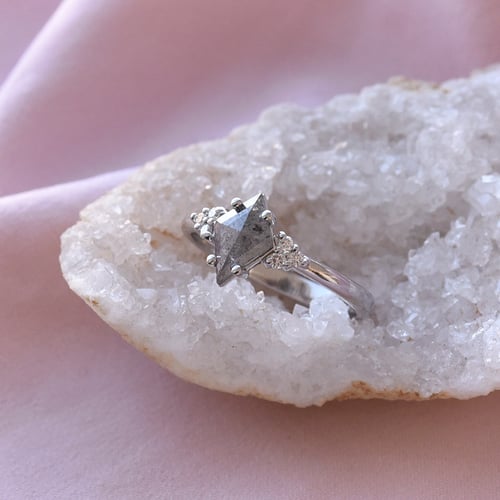 Unikátní prsten se salt and pepper diamantem Rogue