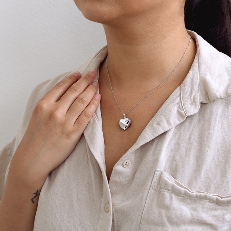 Srdíčkový medailon ze stříbra s diamantem 129372