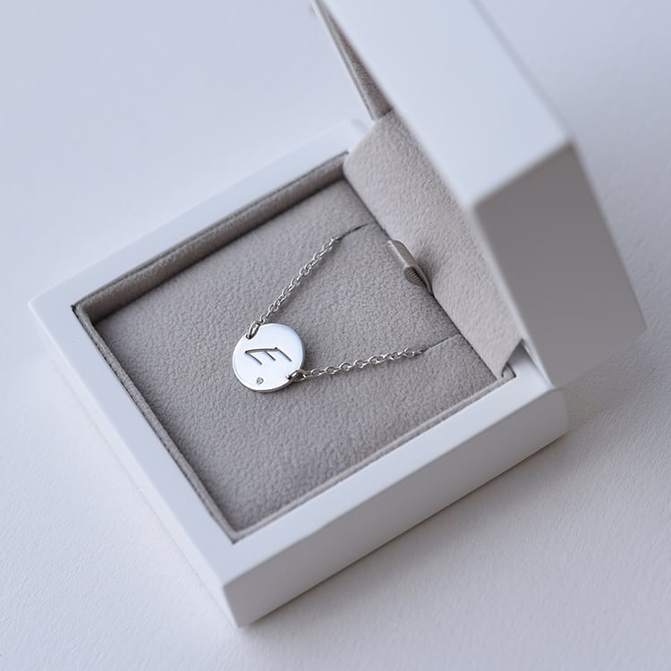 Náramek s gravírem písmene 61731