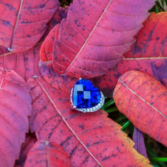 Stříbrný řetízek se safírovým srdcem 14382