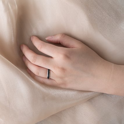 Půlkulaté snubní prsteny z karbonu a zlata Kaidan