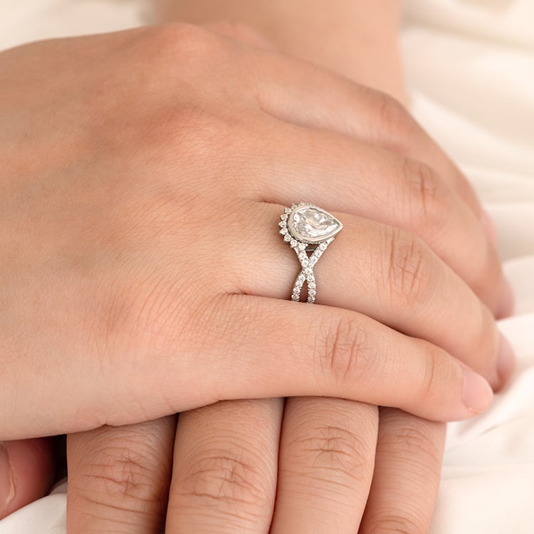 Unikátní zásnubní prsten s moissanity Alica 121515