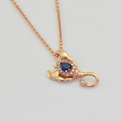 Safírový přívěsek ve znamení Štíra s diamanty Escorpión