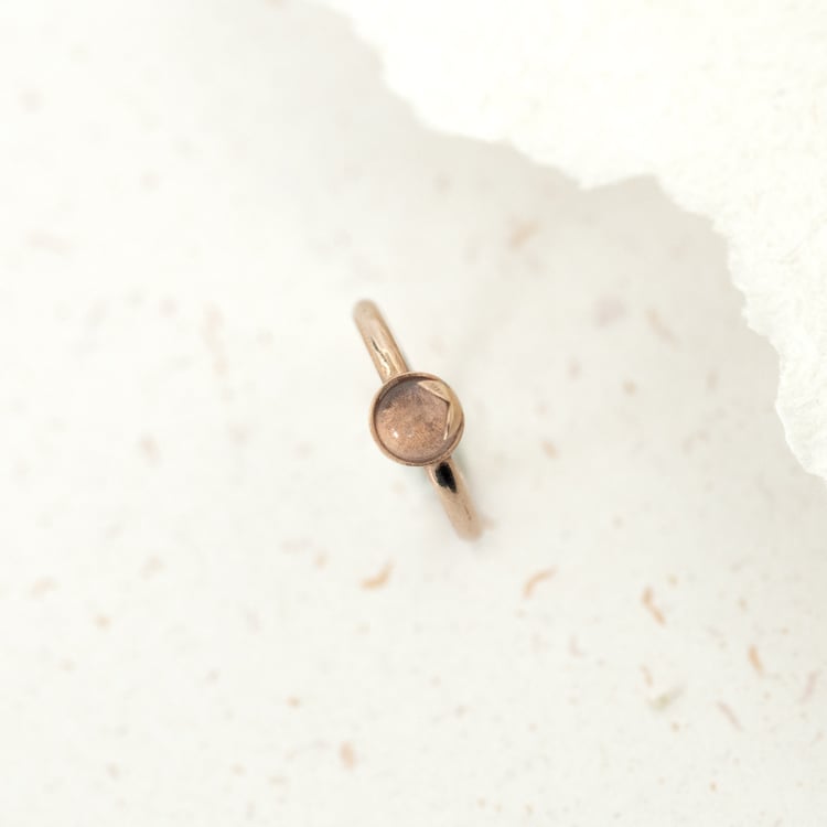 Zlatý prsten s cabochon růženínem Yana 130395