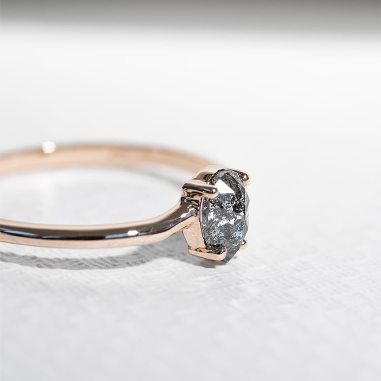 Zásnubní prsten s pear salt and pepper diamantem Roisin 125650