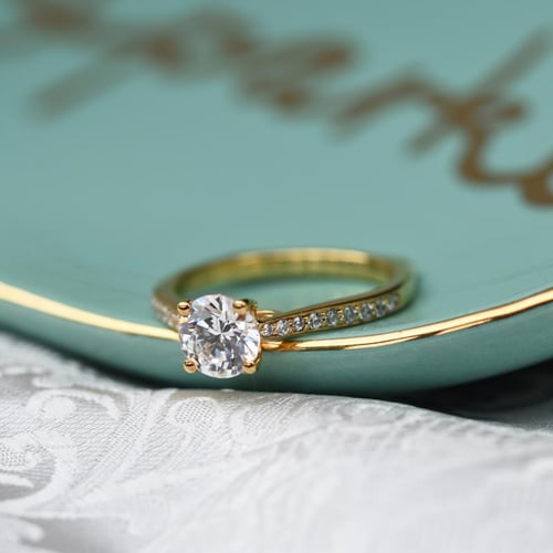 Zásnubní prsten s moissanitem a postranními diamanty Ulani
