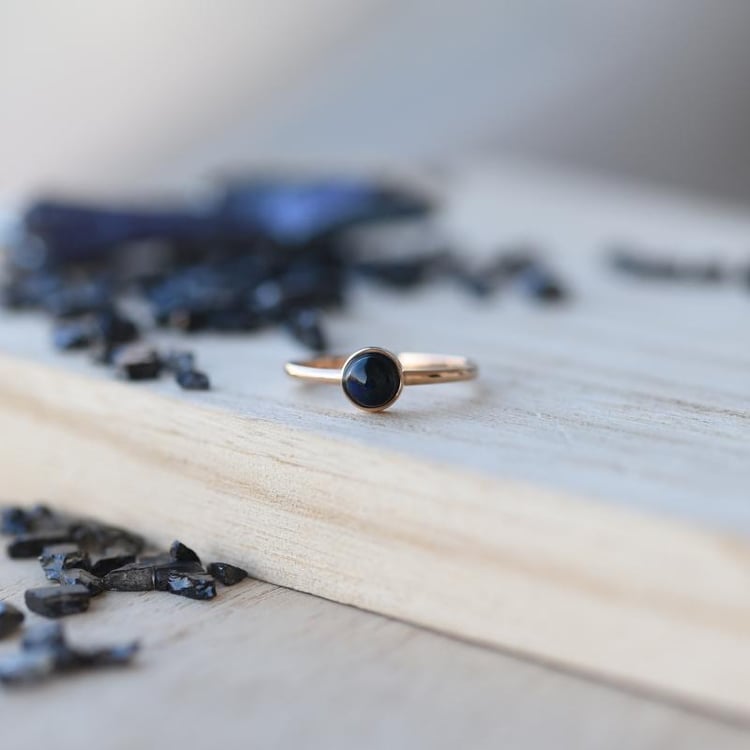 Zlatý minimalistický prsten s černým opálem 52358